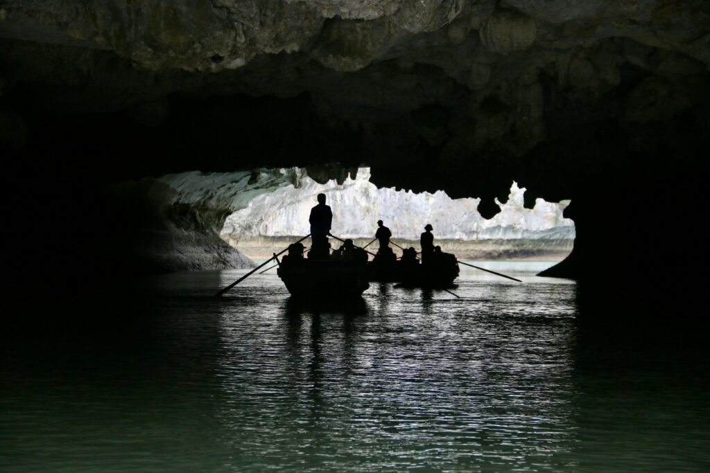 Barque sous une arche de la baie