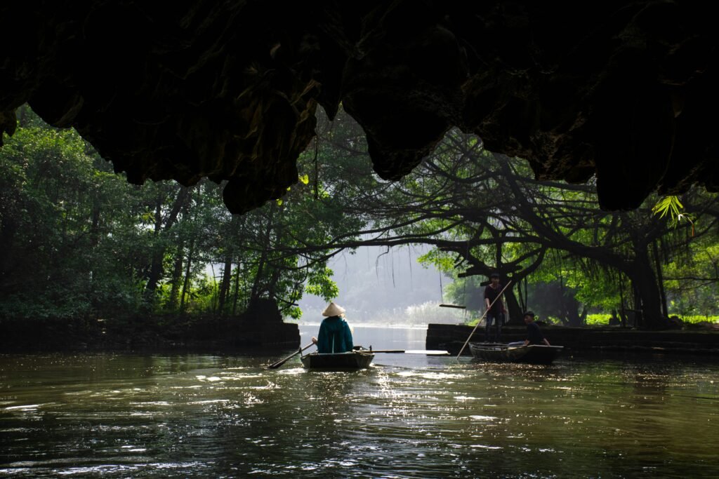 Barque sur la rivière à Ninh Binh