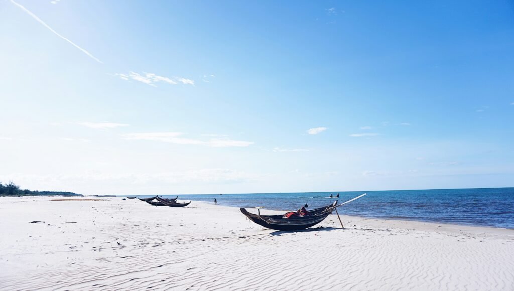 Barque sur une plage de sable blanc