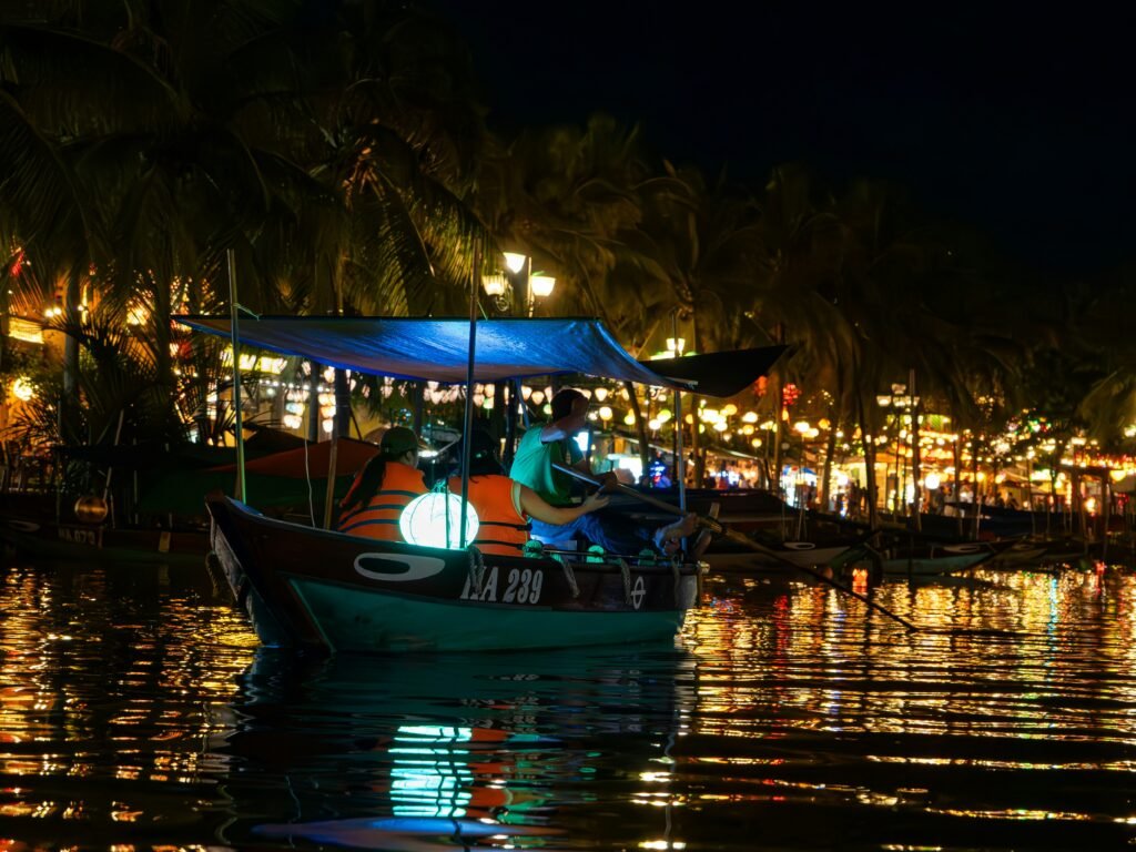 Bateau aux lanternes sur la rivière de Hoi An