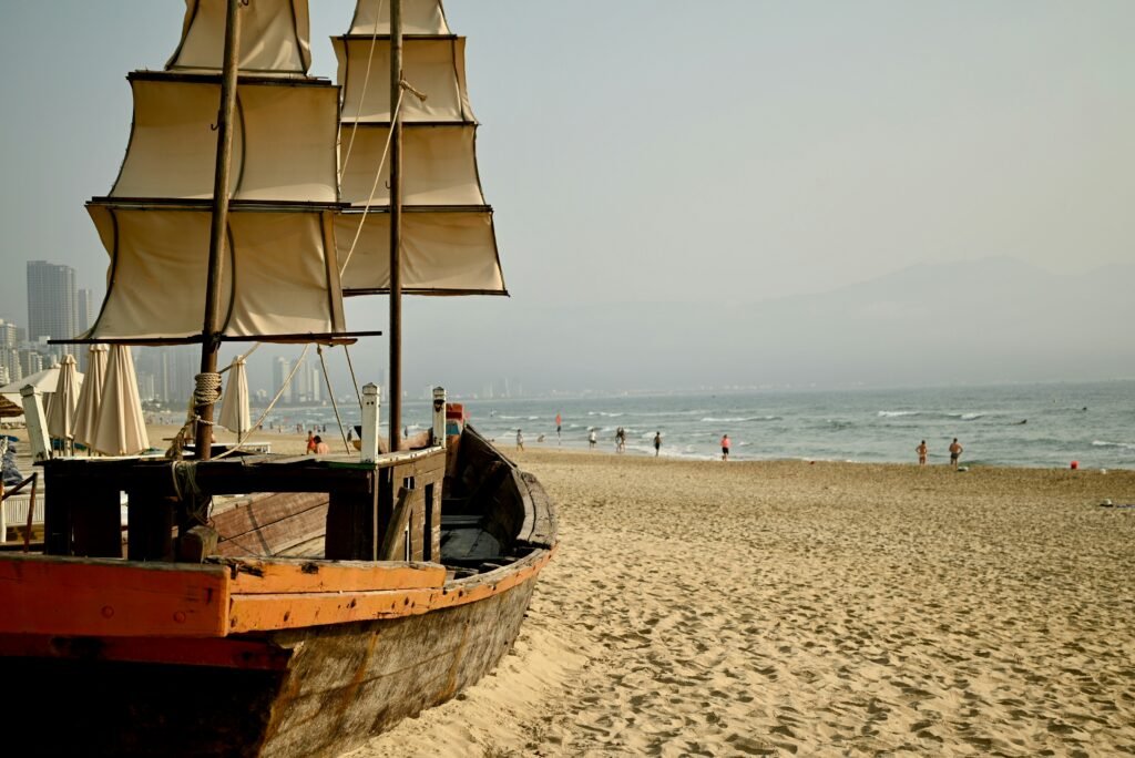 Bateau sur la plage de Da Nang