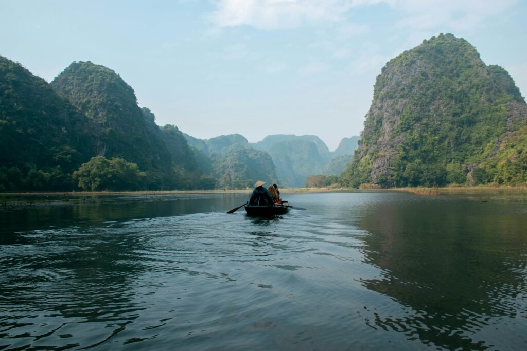 Bateau sur le lac au pied d’un piton