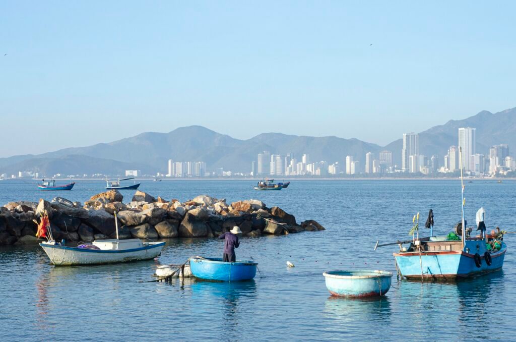 Bateaux de pêche devant la ville de Nha Trang