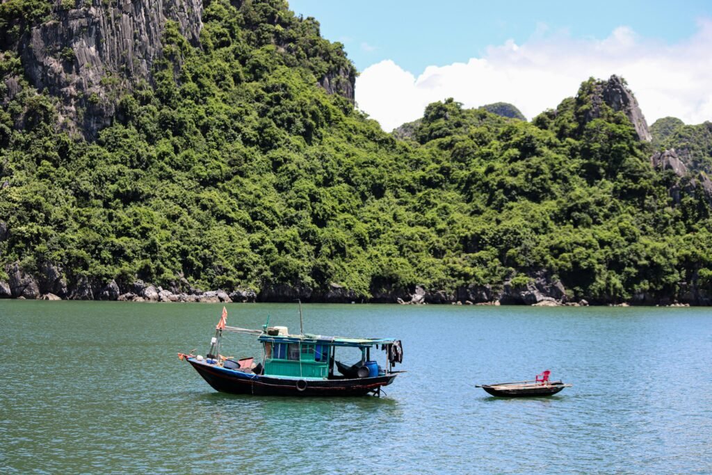 Bateaux de pêche entre les pitons