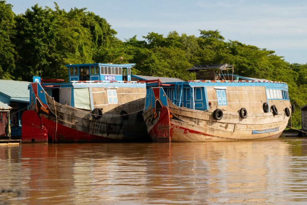 Bateaux en bois sur le Mékong près de Chau Doc