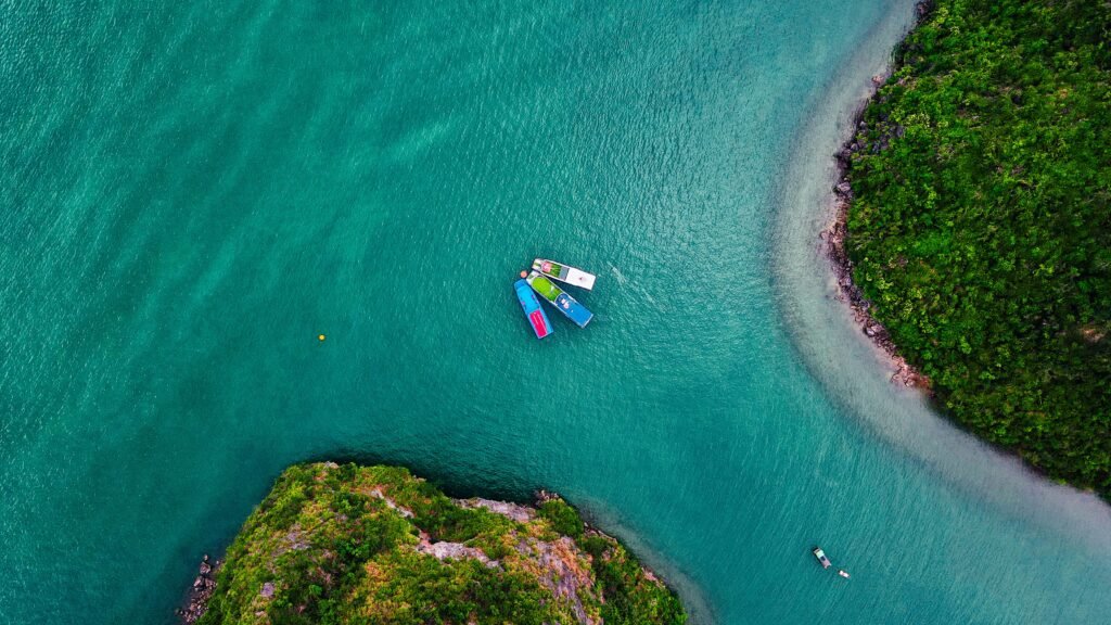 Bateaux sur l’eau turquoise entre les îles de l’archipel