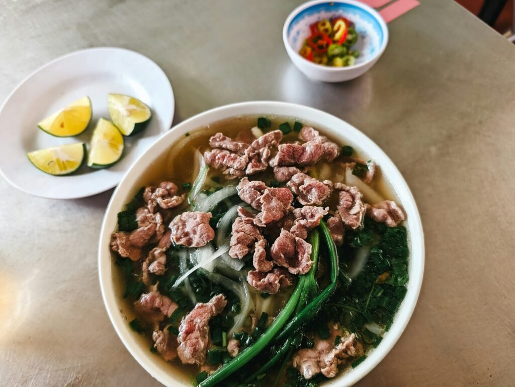 Bol de phở au bœuf et aux herbes