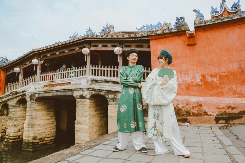 Couple en áo dài sur un pont de Hoi An