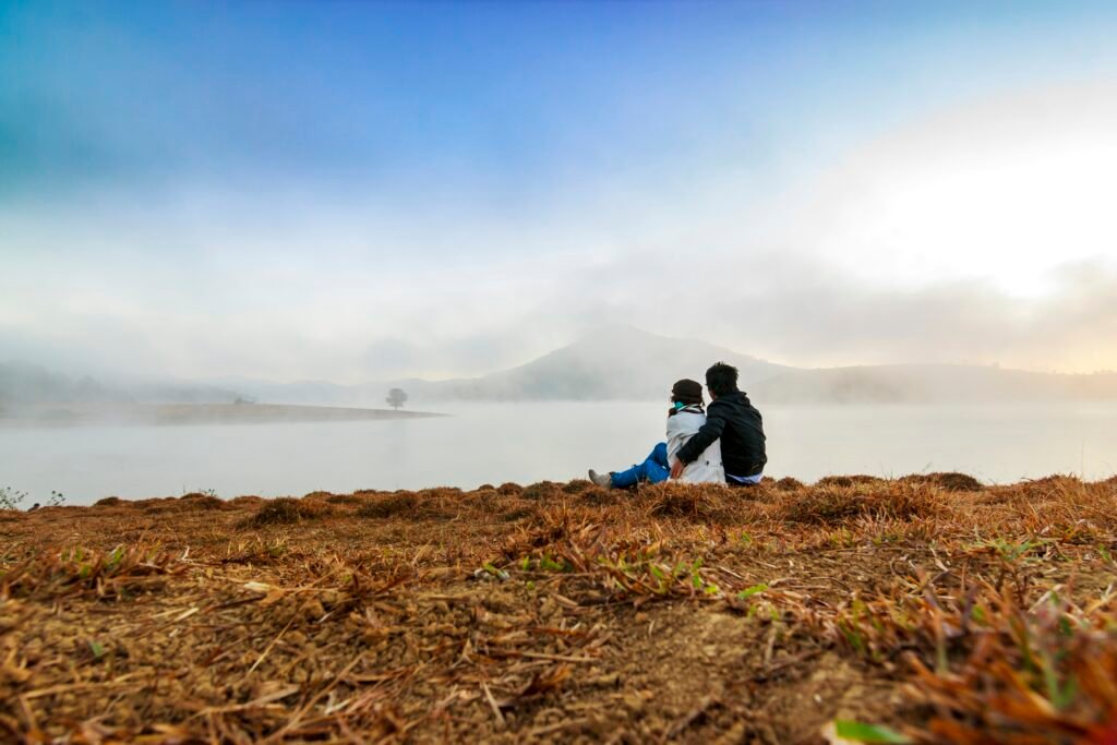 Couple face au coucher du soleil