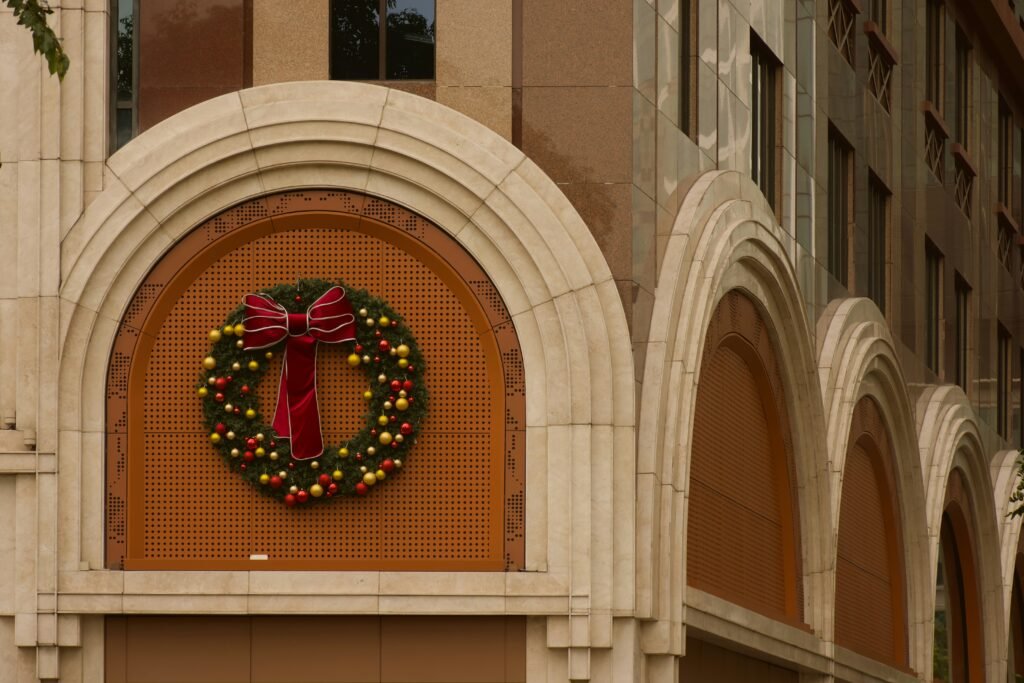 Couronne de Noël sur une façade coloniale