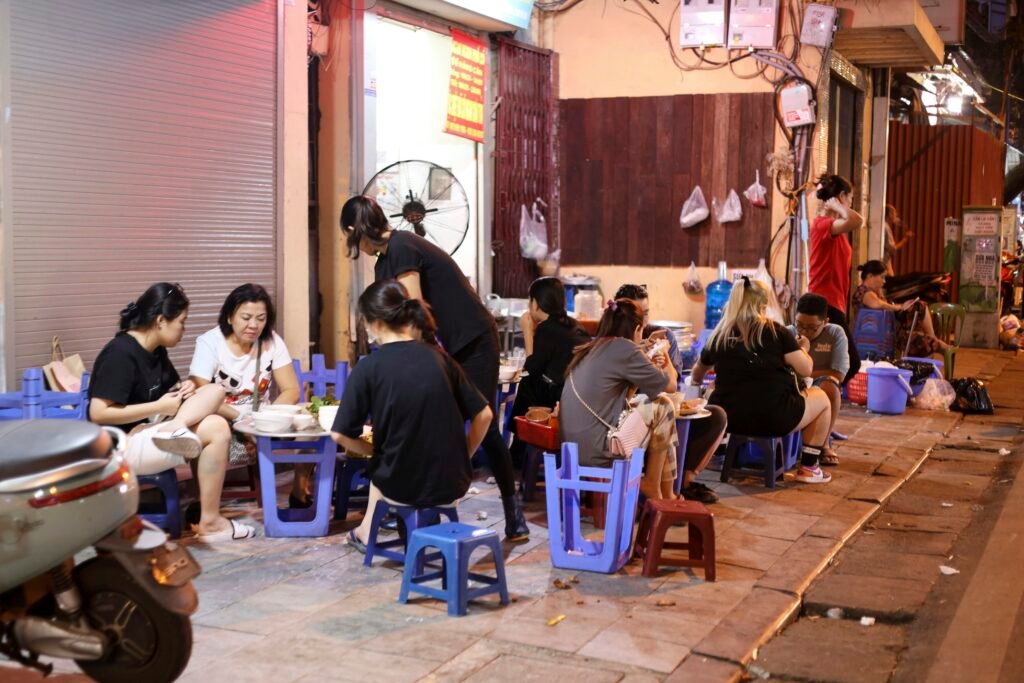 Cuisine de rue sur de petits tabourets