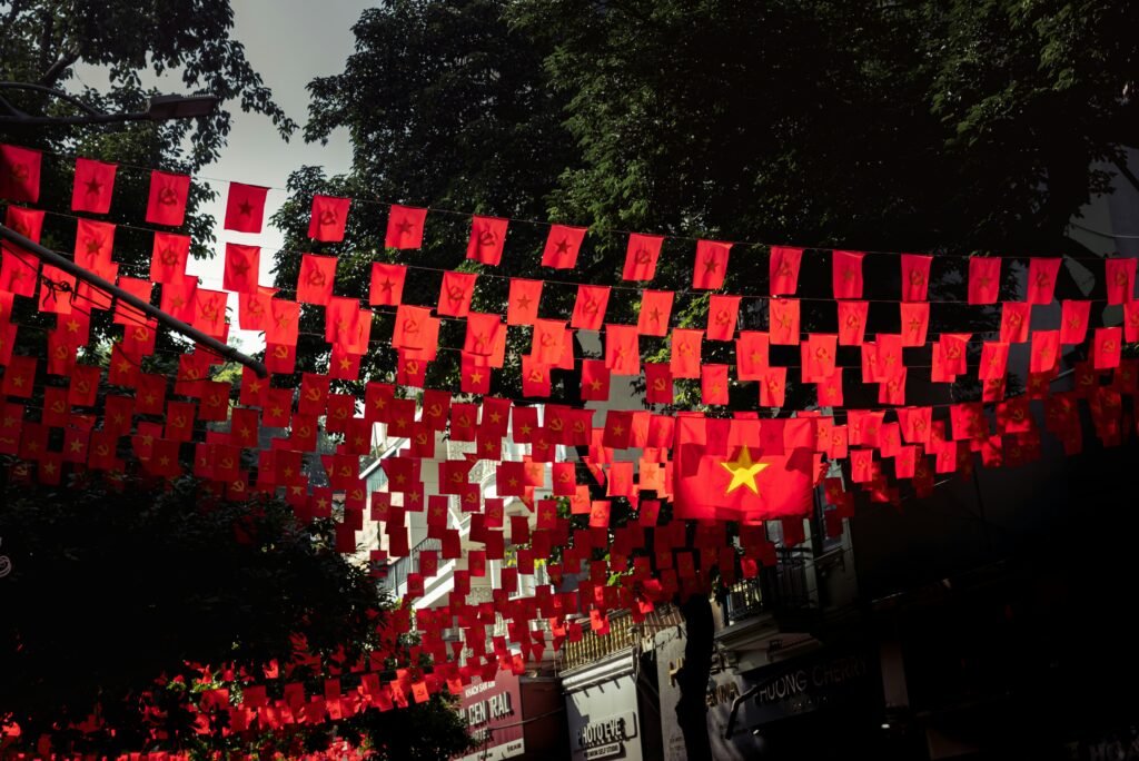 Drapeaux rouges tendus dans une rue