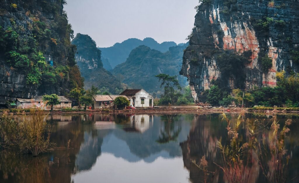 Falaises calcaires au bord du lac Ba Bể