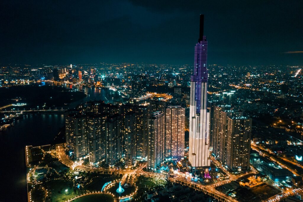 Gratte-ciel de Hô Chi Minh-Ville la nuit