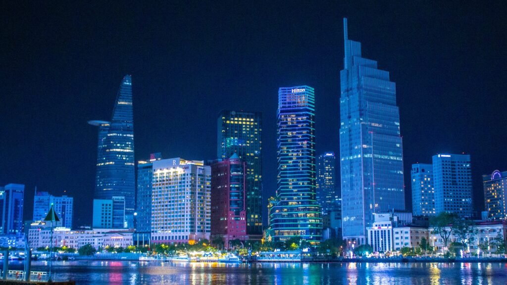 Hô Chi Minh-Ville illuminée la nuit