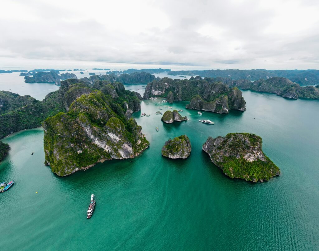 Îlots rocheux dans une eau turquoise