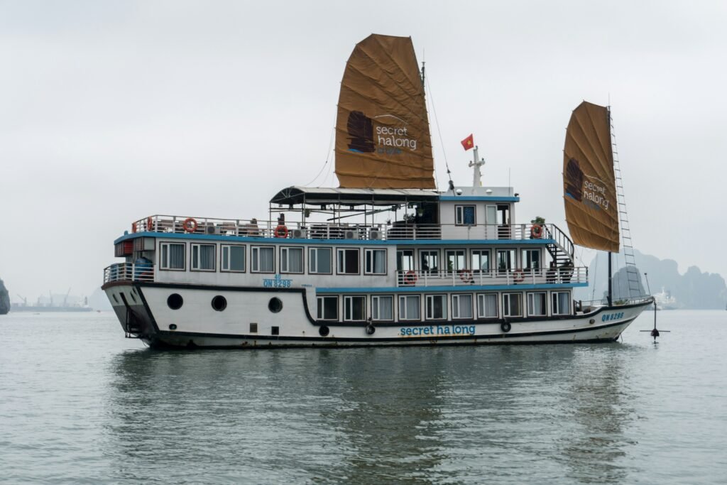 Jonque dans la baie d’Halong