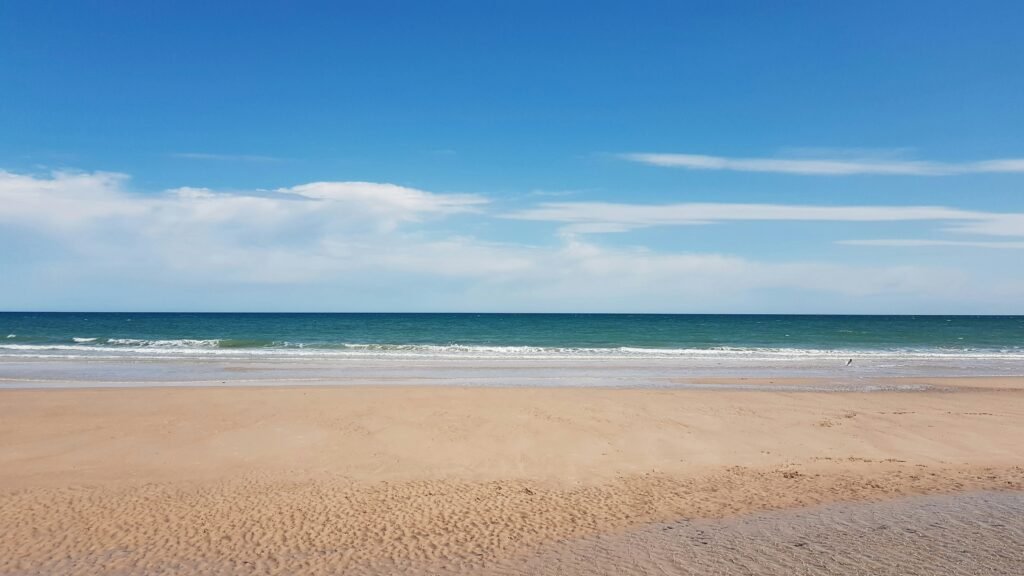 La mer au printemps sur la côte du Centre