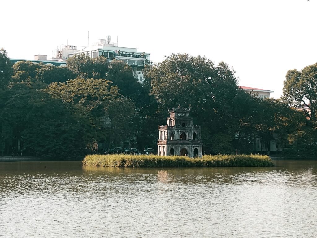 La tour de la Tortue sur le lac Hoan Kiem