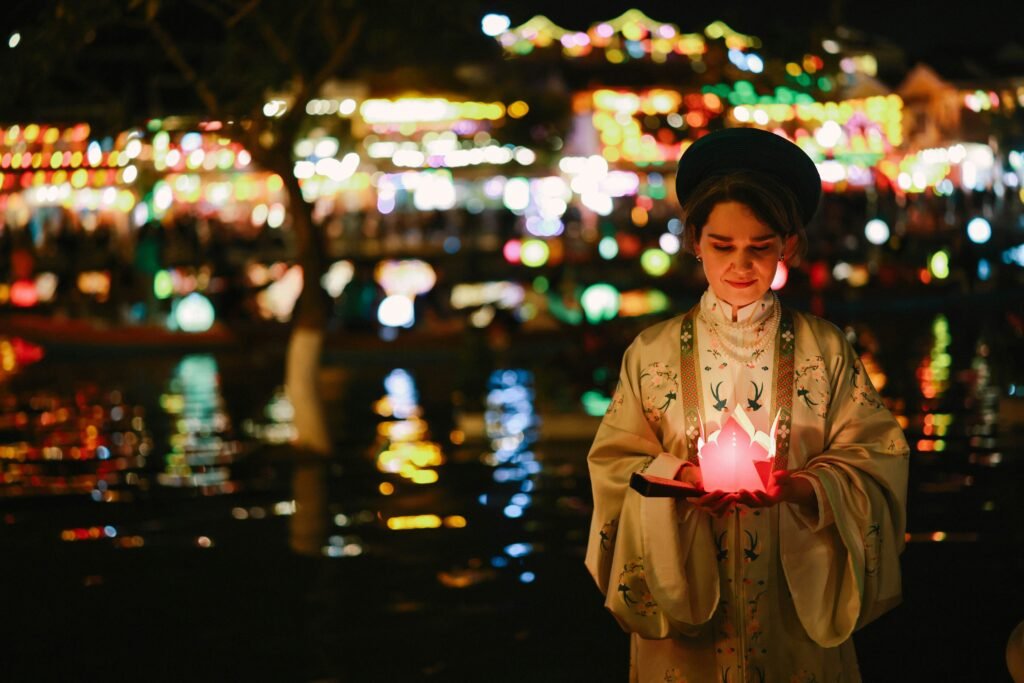 Lanterne à la main un soir de fête à Hoi An