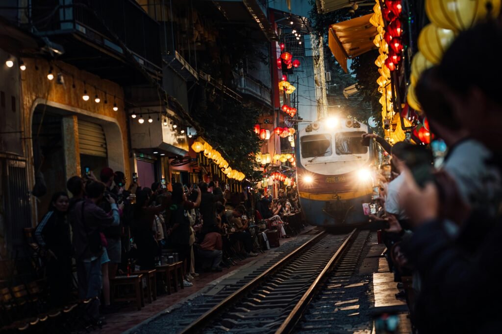 Le train dans une rue de Hanoï