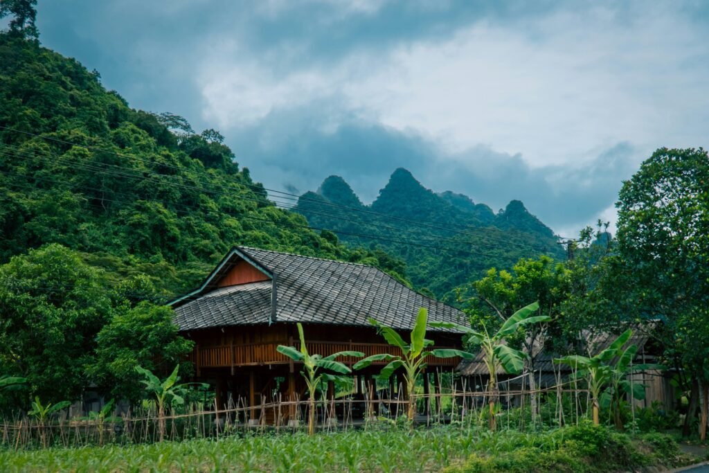Maison sur pilotis dans les montagnes du Nord