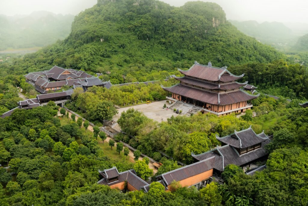 Pagode dans la verdure à Ninh Binh