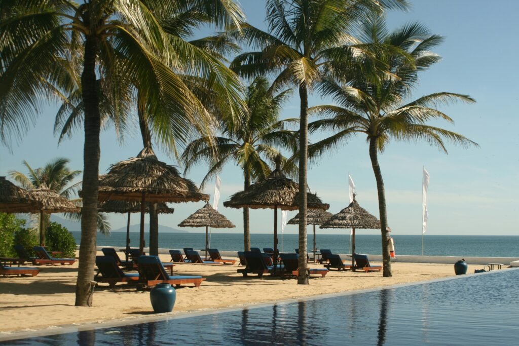Parasols sur une plage du Sud