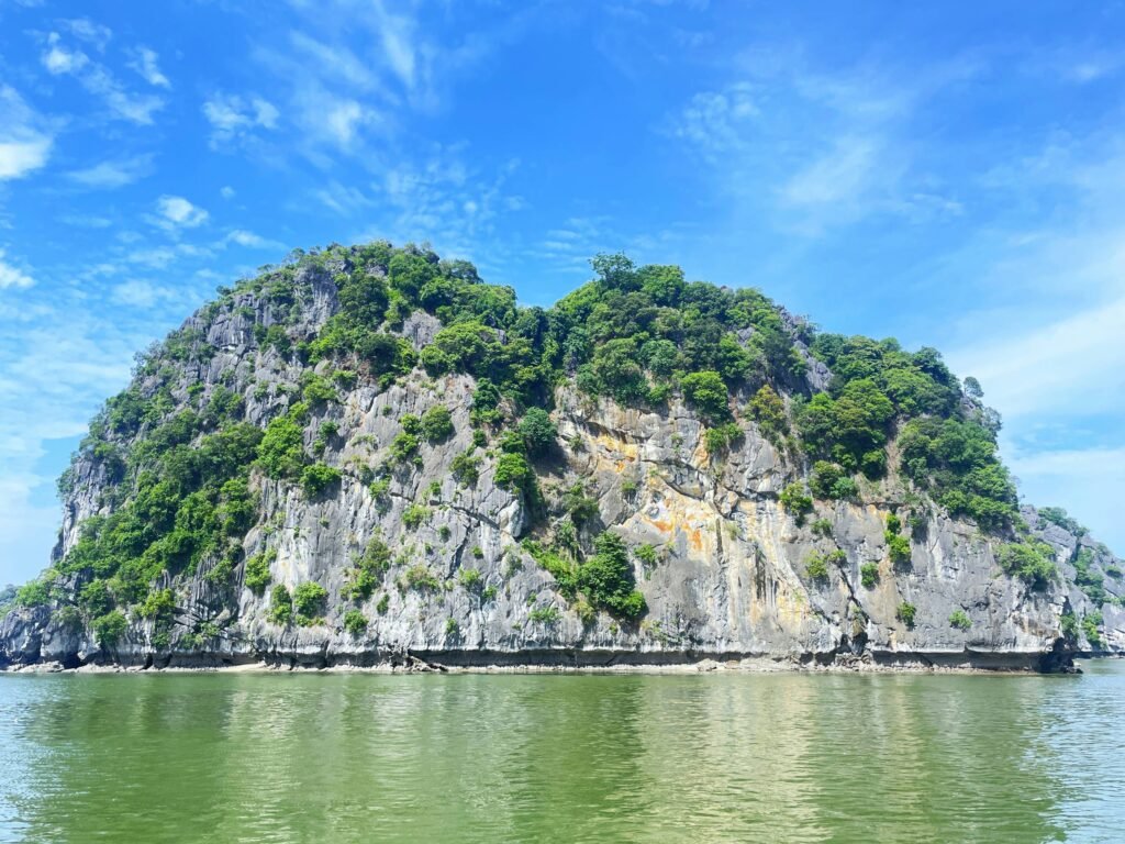Pitons calcaires de la baie de Lan Ha près de l’île de Cat Ba