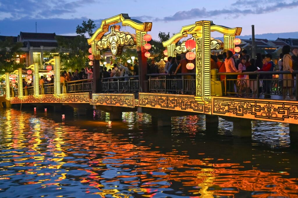 Pont illuminé de lanternes à Hoi An