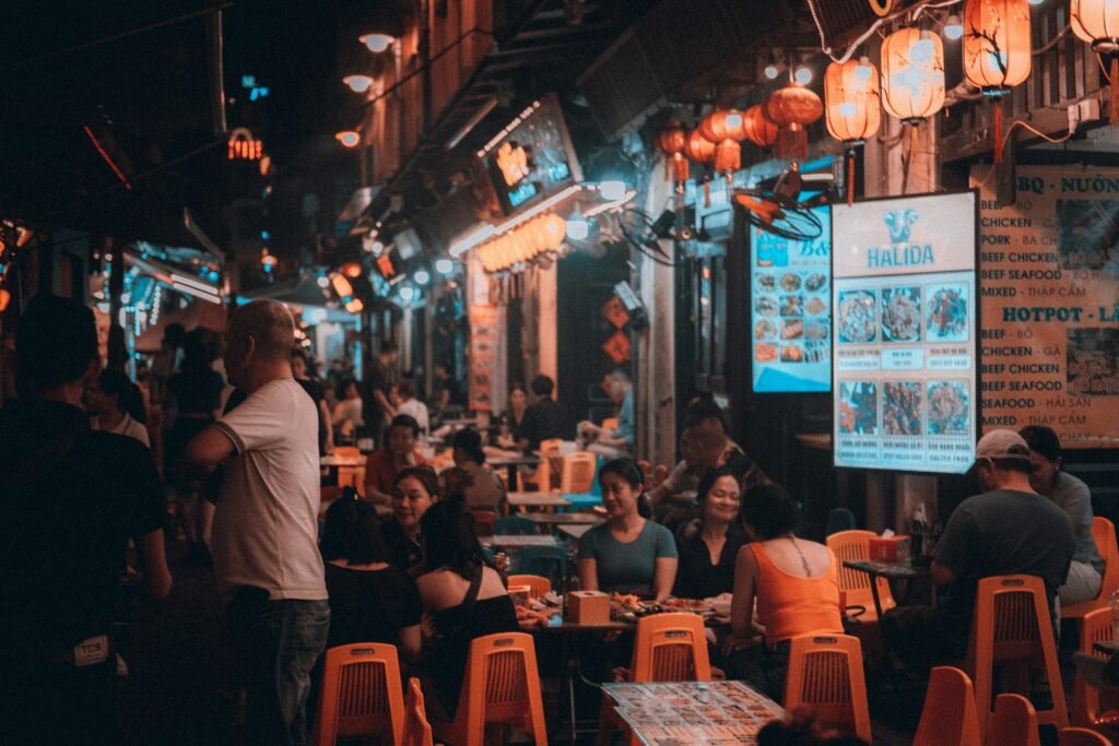 Restaurants de rue à Hanoï le soir