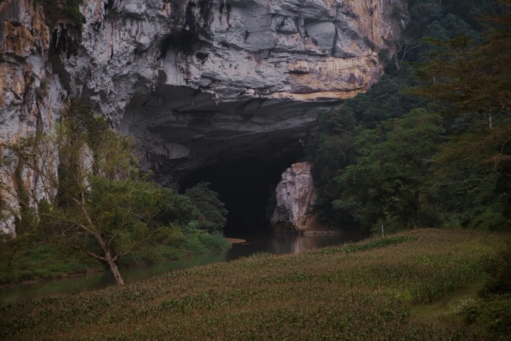 Rivière traversant une grotte, comme celle de Puong