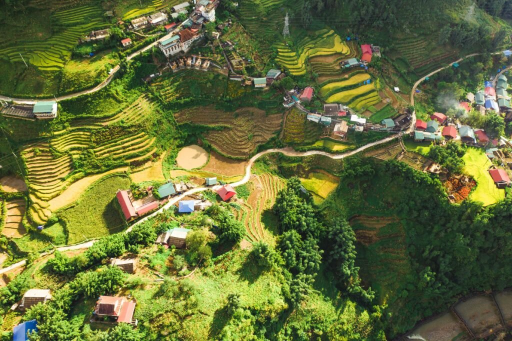 Rizières en terrasses et village de Sa Pa vus du ciel