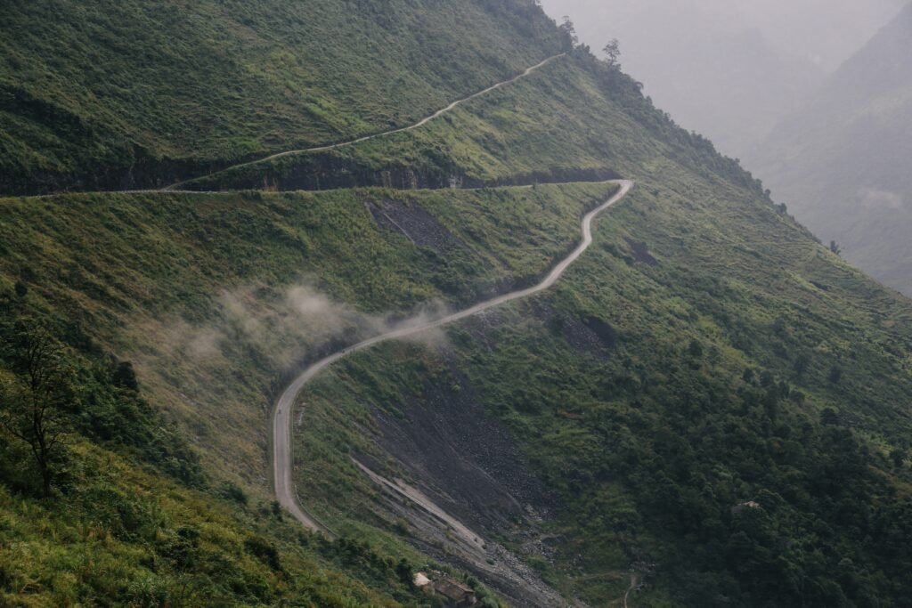 Route en lacets du col des Nuages
