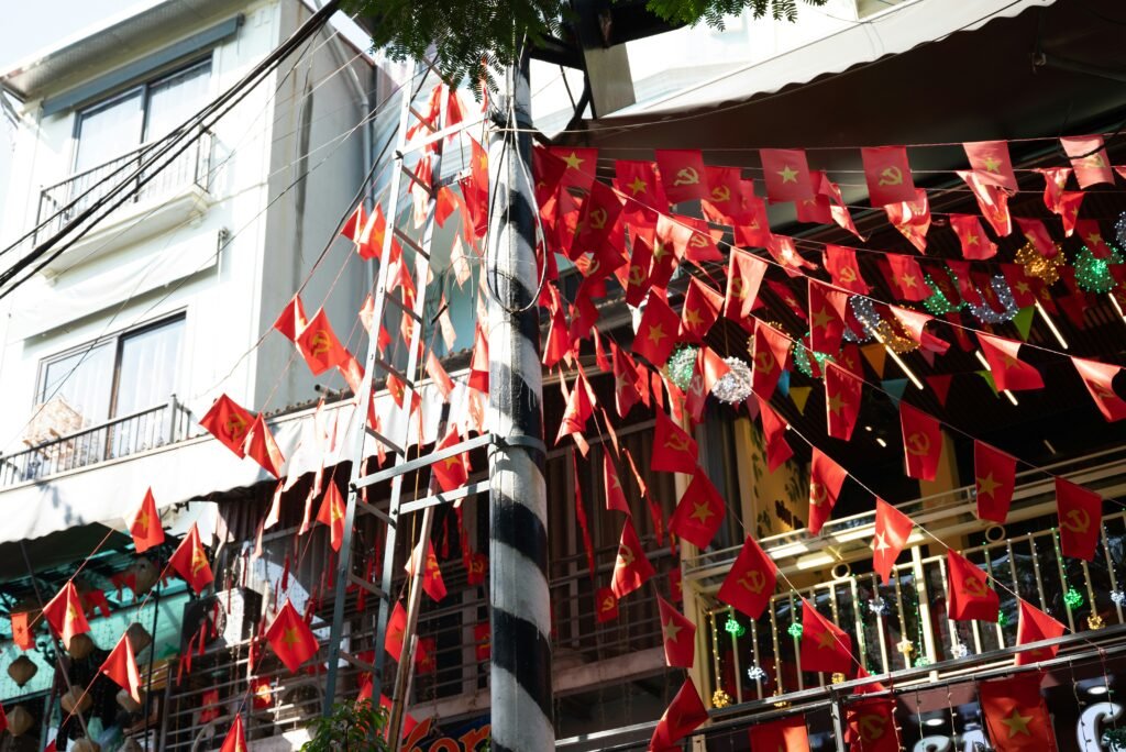 Rue décorée de drapeaux pour la fête nationale