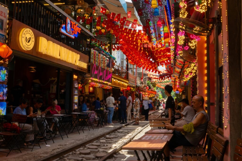 Rue décorée de lanternes à Hanoï