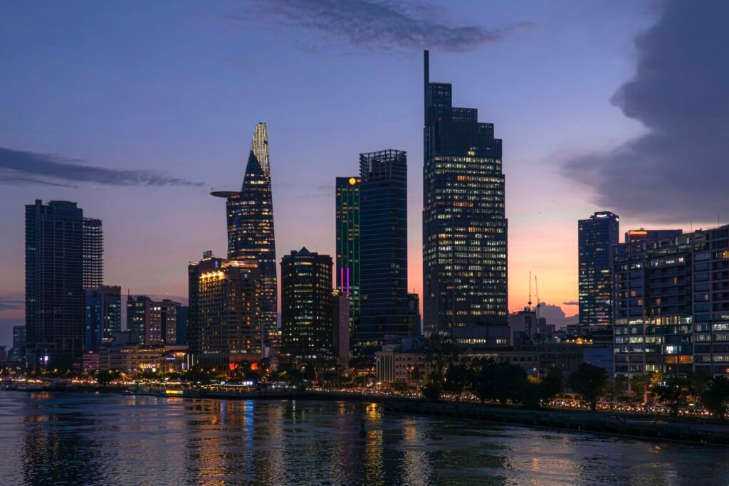 Saigon et la rivière à la tombée de la nuit