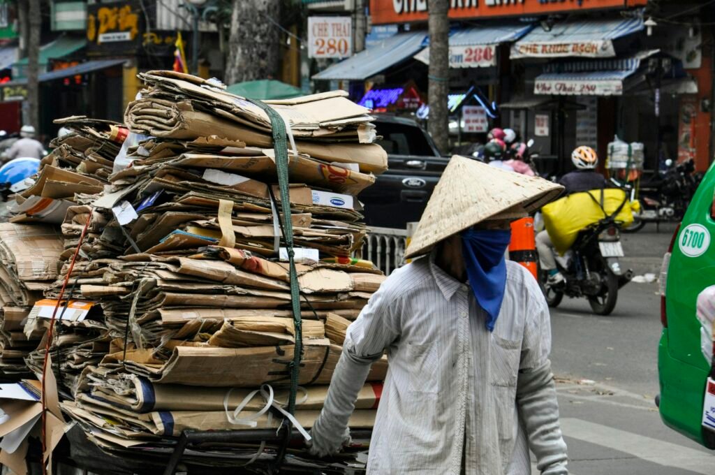 Vendeur ambulant dans une rue de Saigon